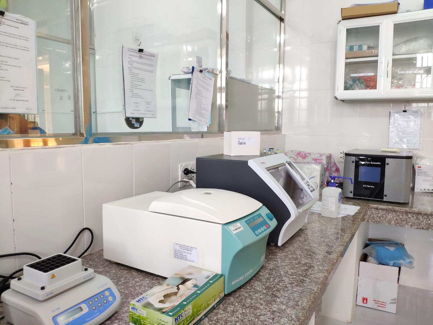 Máy xét nghiệm SARS-CoV-2 mới mua đã hỏng, tỉnh Đắk Nông phải đi xét nghiệm nhờ