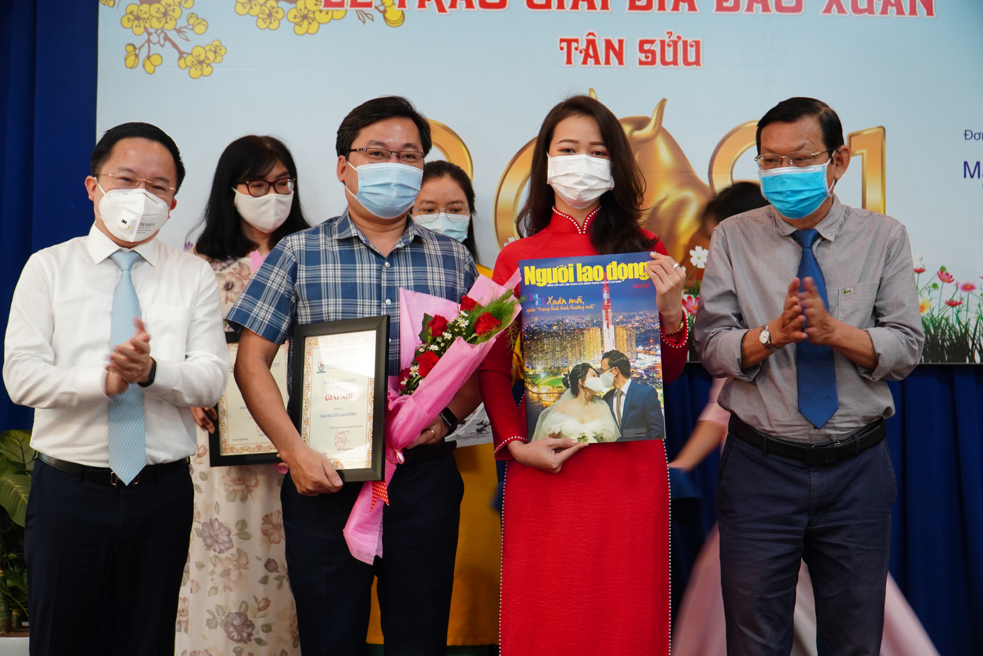 Trao giải bìa báo xuân và khai trương sạp báo từ thiện tại Đường sách