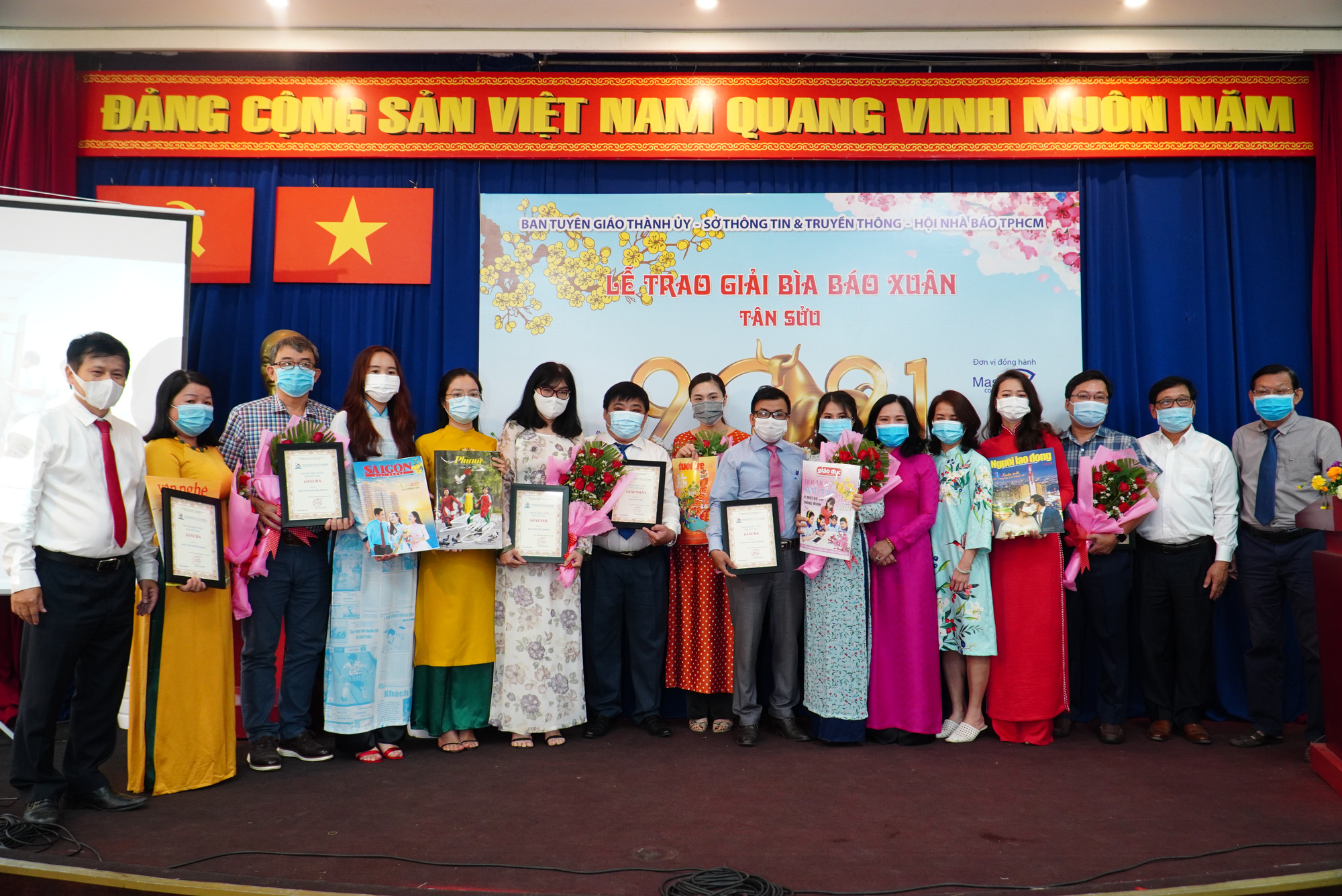 Trao giải b&igrave;a b&aacute;o xu&acirc;n v&agrave; khai trương sạp b&aacute;o từ thiện tại Đường s&aacute;ch - Ảnh 1.