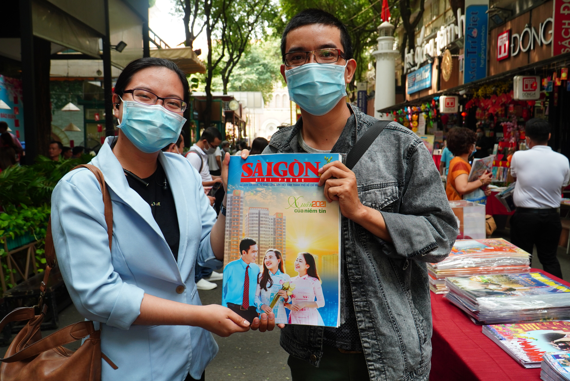 Trao giải b&igrave;a b&aacute;o xu&acirc;n v&agrave; khai trương sạp b&aacute;o từ thiện tại Đường s&aacute;ch - Ảnh 4.