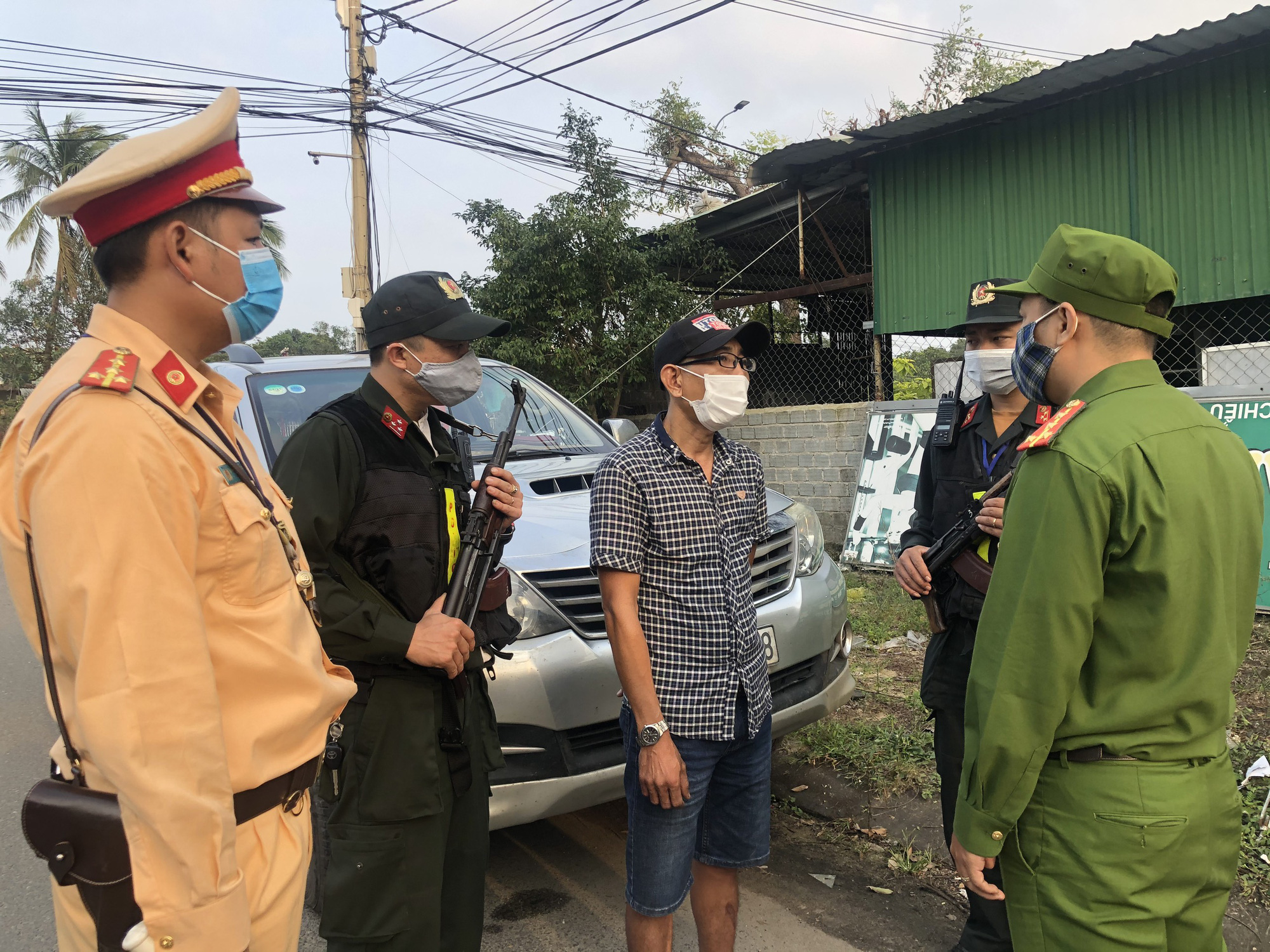 Đ&agrave; Nẵng: Bắt giam t&agrave;i xế &ocirc; t&ocirc; chở 3 người Trung Quốc nhập cảnh tr&aacute;i ph&eacute;p - Ảnh 1.