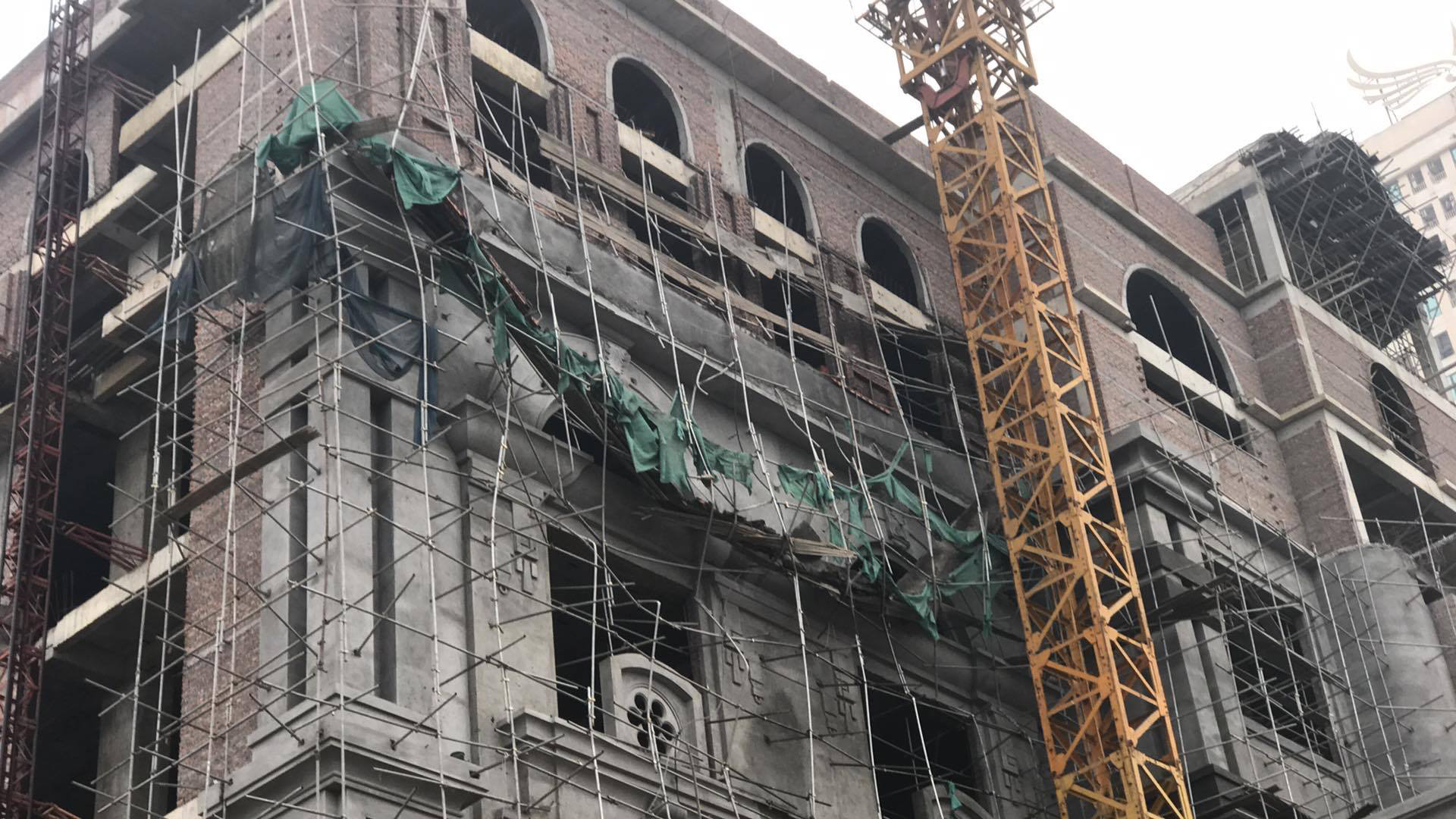 Giàn giáo trung tâm thương mại cao tầng bất ngờ đổ sập, nhiều công nhân gặp nạn