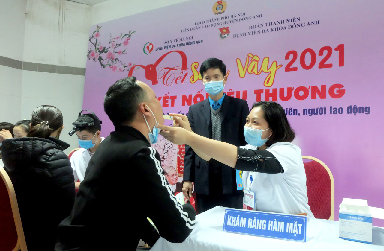 Hà Nội: Tặng quà, khám sức khỏe miễn phí cho công nhân - Ảnh 1.