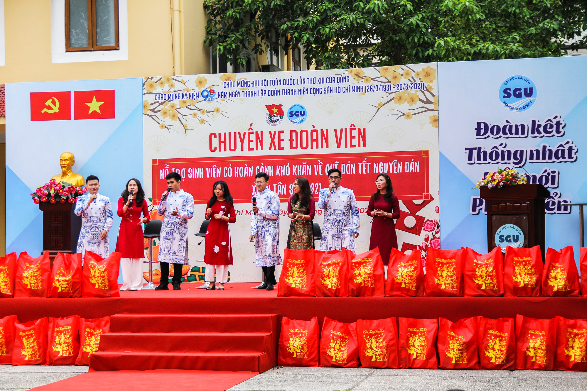 Ấm &aacute;p chuyến xe đo&agrave;n vi&ecirc;n đưa sinh vi&ecirc;n về qu&ecirc; đ&oacute;n Tết - Ảnh 2.