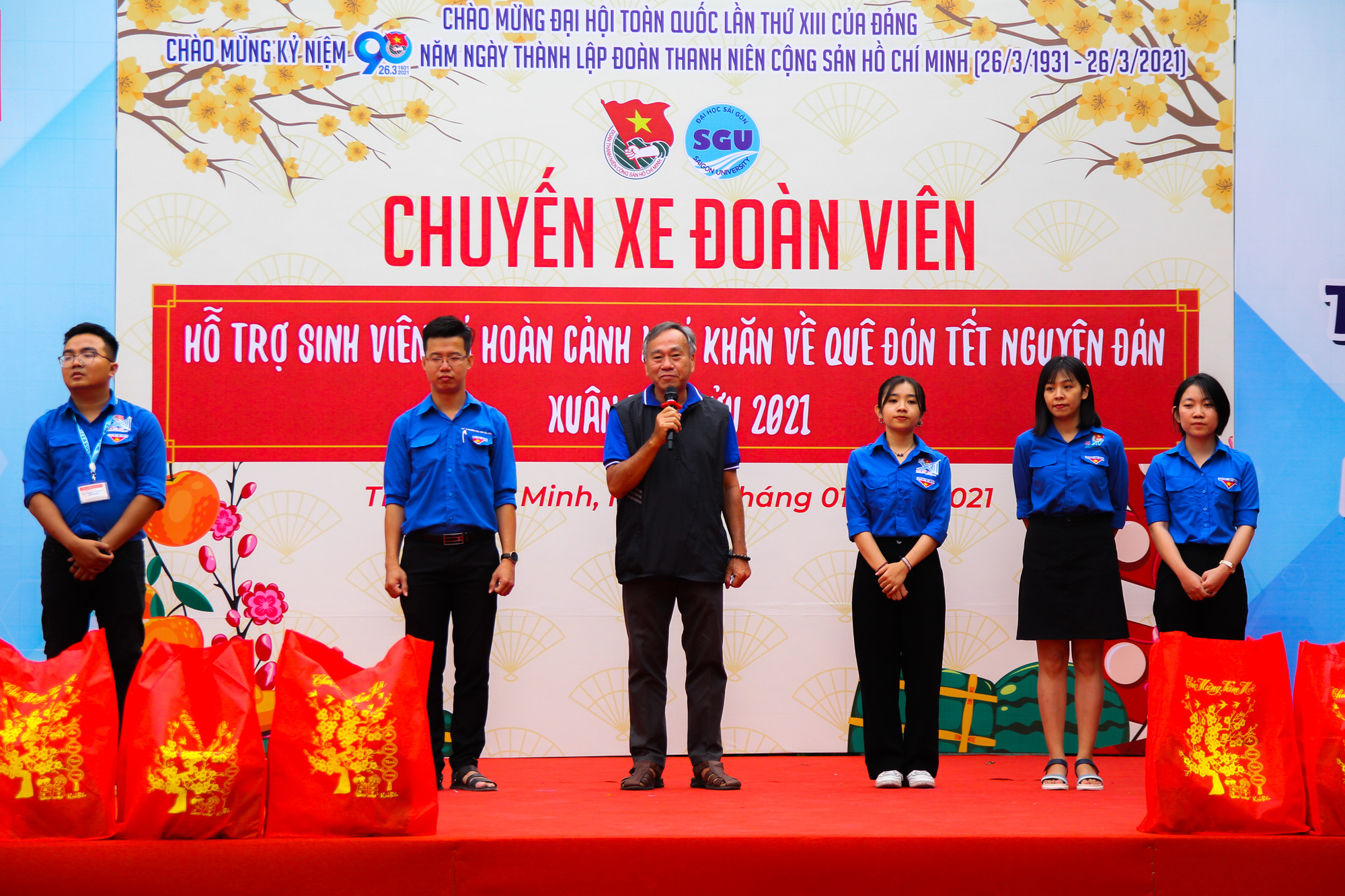 Ấm &aacute;p chuyến xe đo&agrave;n vi&ecirc;n đưa sinh vi&ecirc;n về qu&ecirc; đ&oacute;n Tết - Ảnh 5.