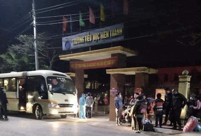 Bạn học mắc Covid-19, 67 học sinh tiểu học phải rời xa cha mẹ đi cách ly tập trung