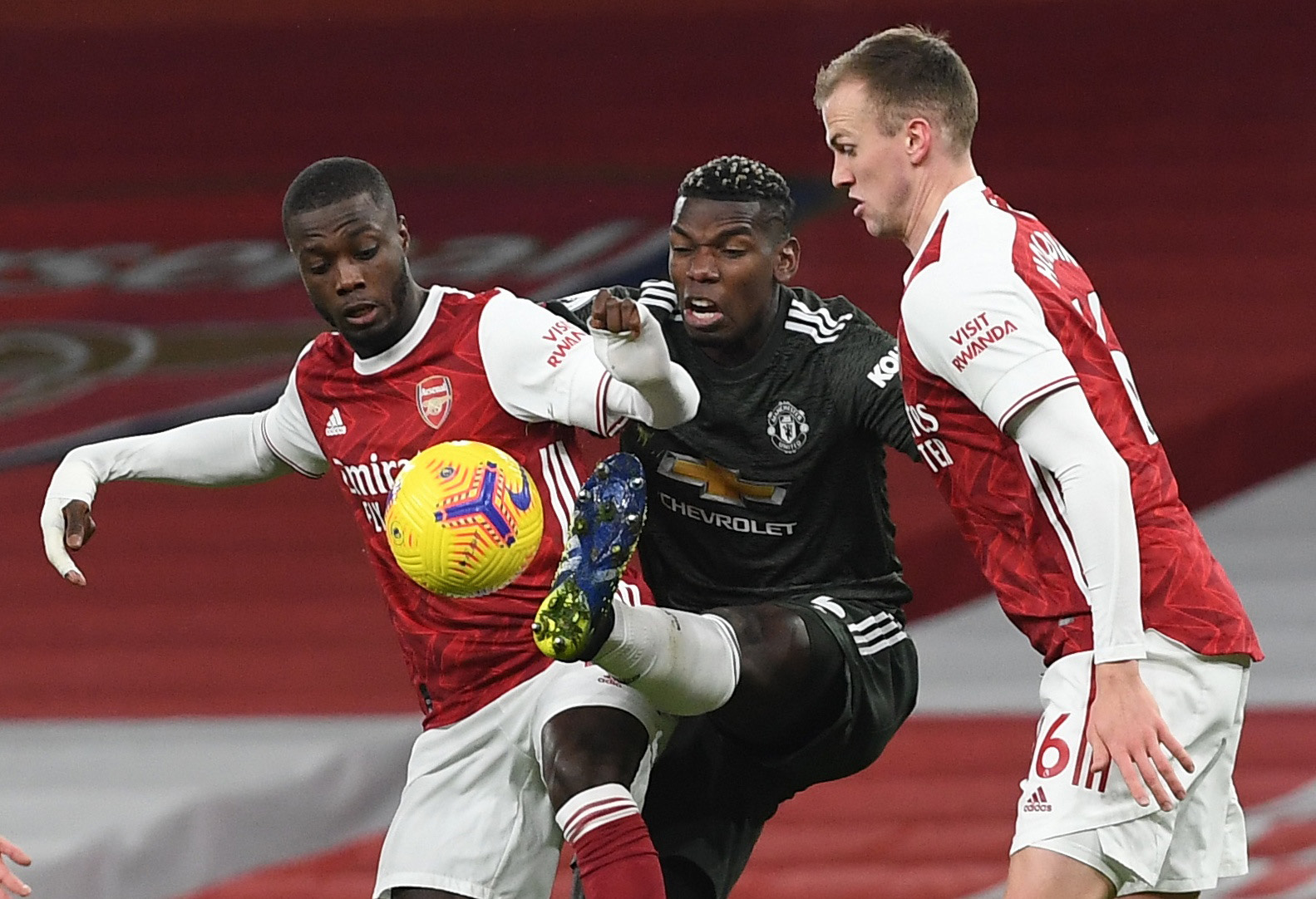 Mất lửa đại chiến, Arsenal và Man United trượt dài trên bảng xếp hạng