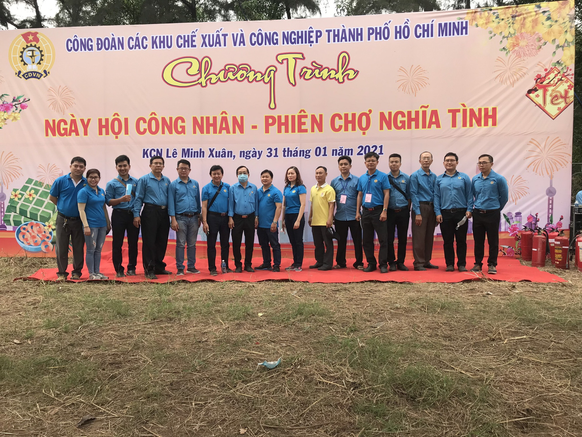 Công nhân mua sắm “thả ga” tại Phiên chợ 0 đồng - Ảnh 2.