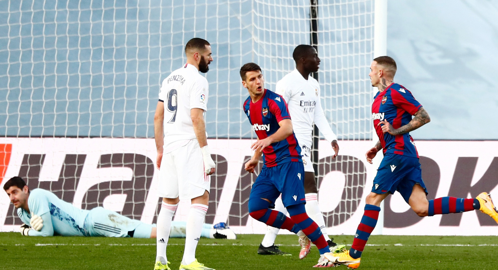 Thẻ đỏ nghiệt ngã, Real Madrid bị Levante quật ngã trên sân nhà