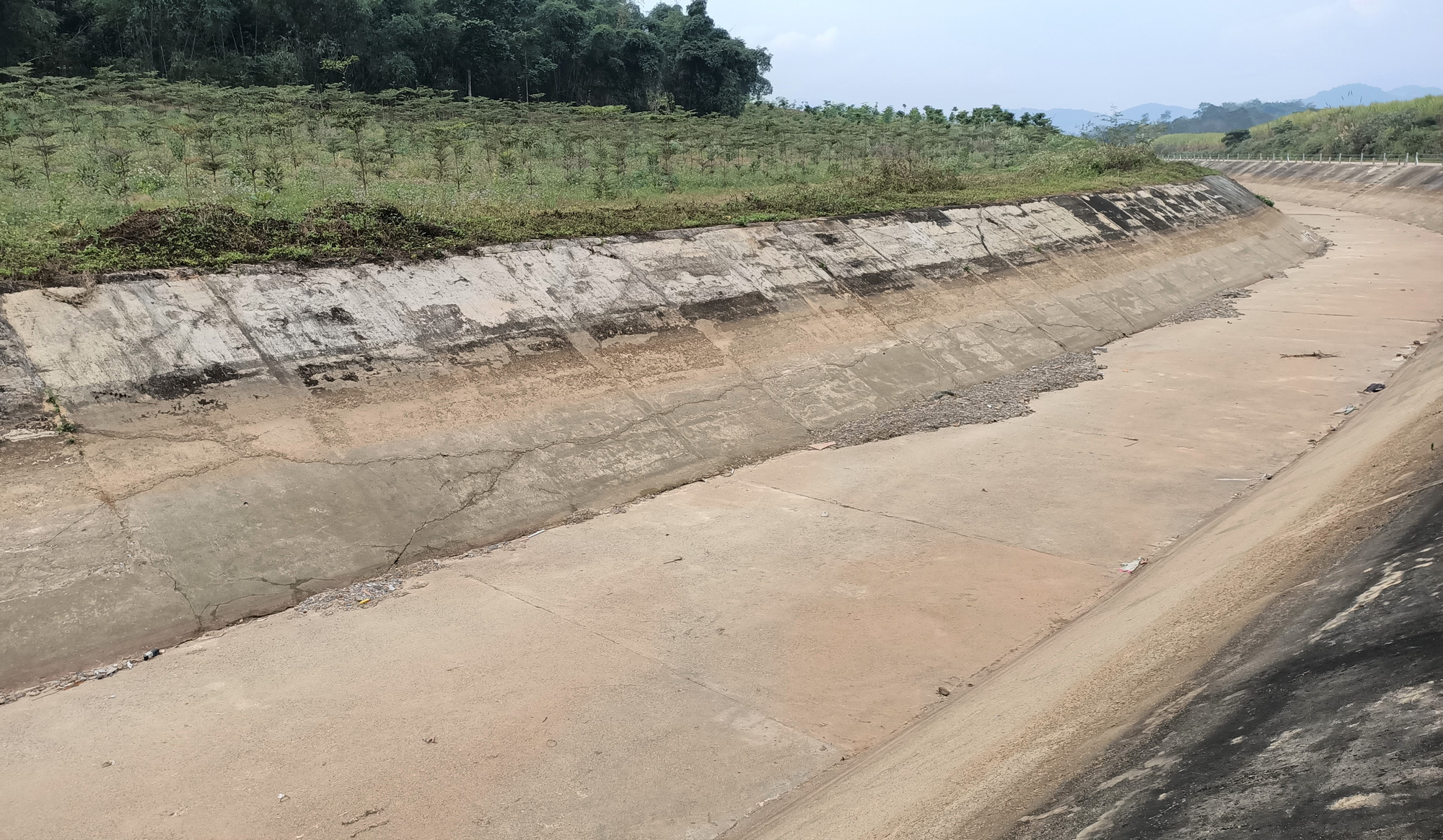 Kênh 4.300 tỉ đứt gãy giữa mùa khô: Lộ nhiều điểm nứt, hư hỏng sau sự cố - Ảnh 1.