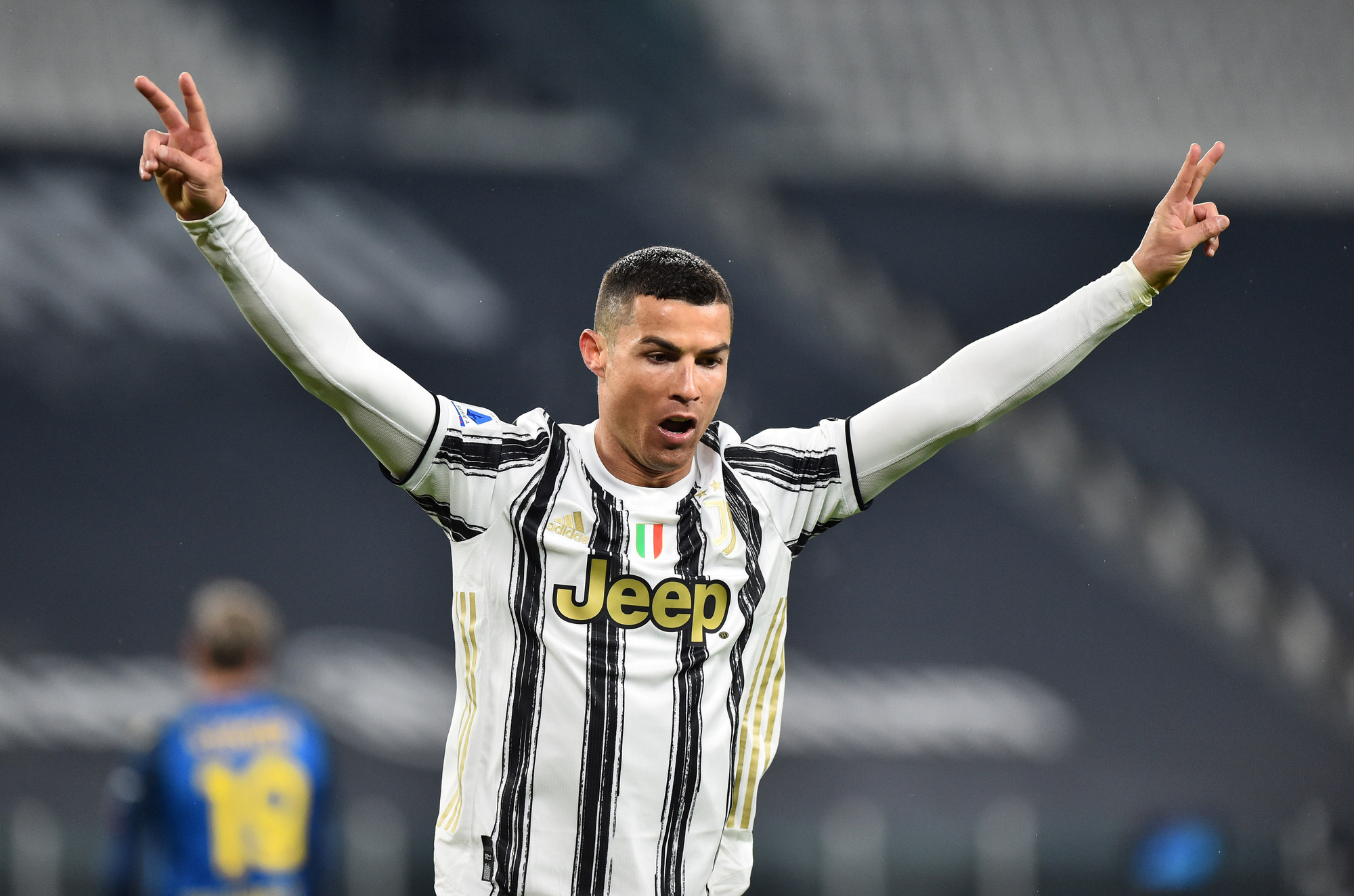 Lập cú đúp bàn thắng, Ronaldo đánh bại kỷ lục của "vua" Pele