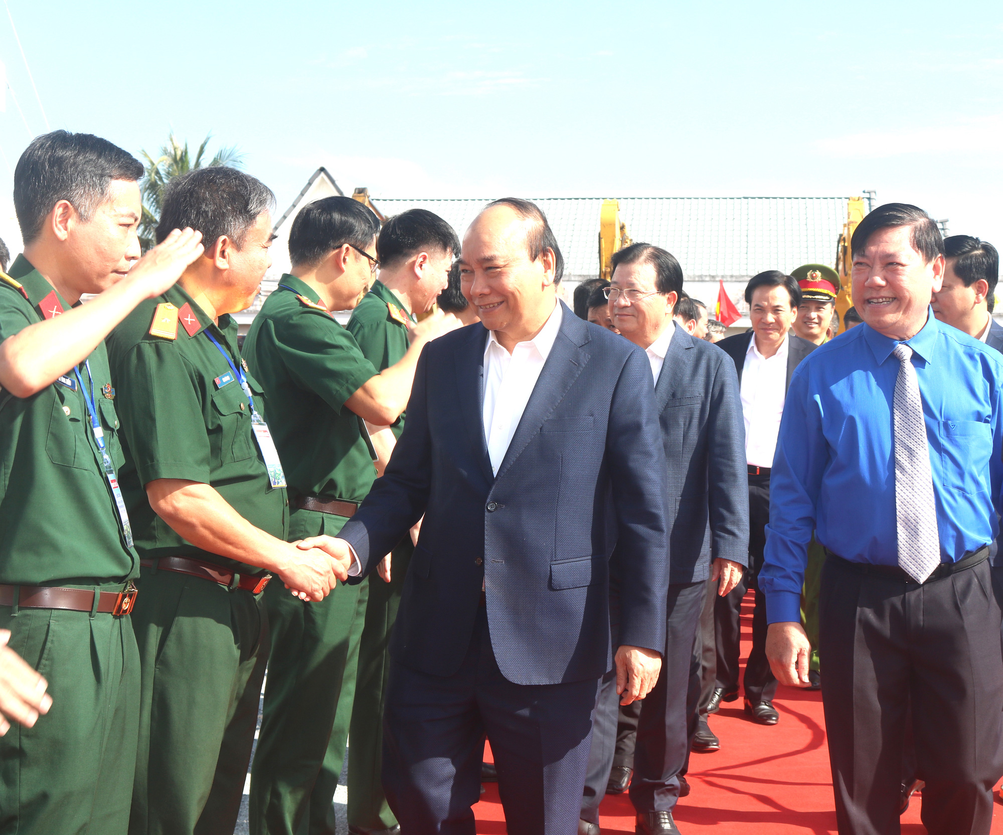 Thủ tướng ph&aacute;t lệnh khởi c&ocirc;ng tuyến cao tốc Mỹ Thuận - Cần Thơ - Ảnh 1.