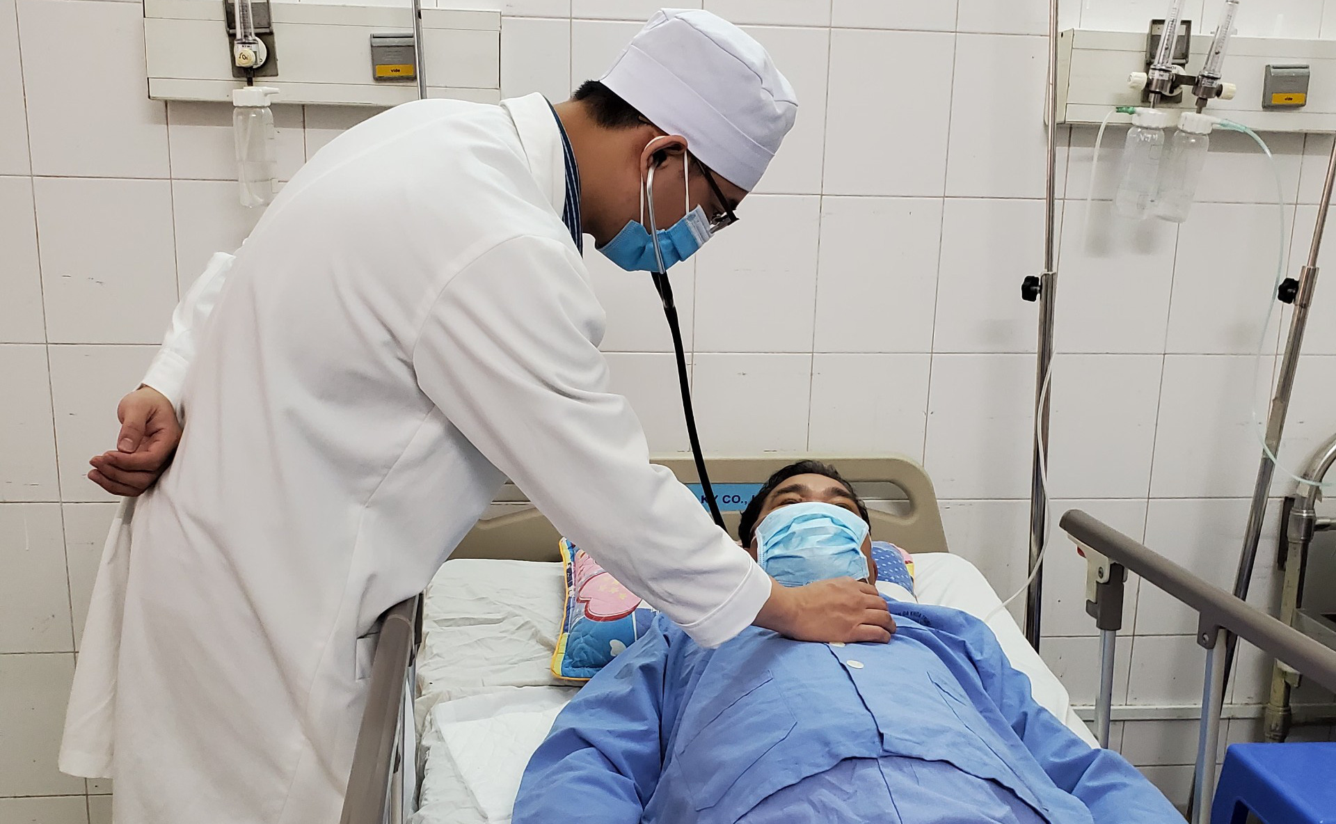 Bị cua kẹp, người đàn ông suýt tử vong vì đắp thuốc nam
