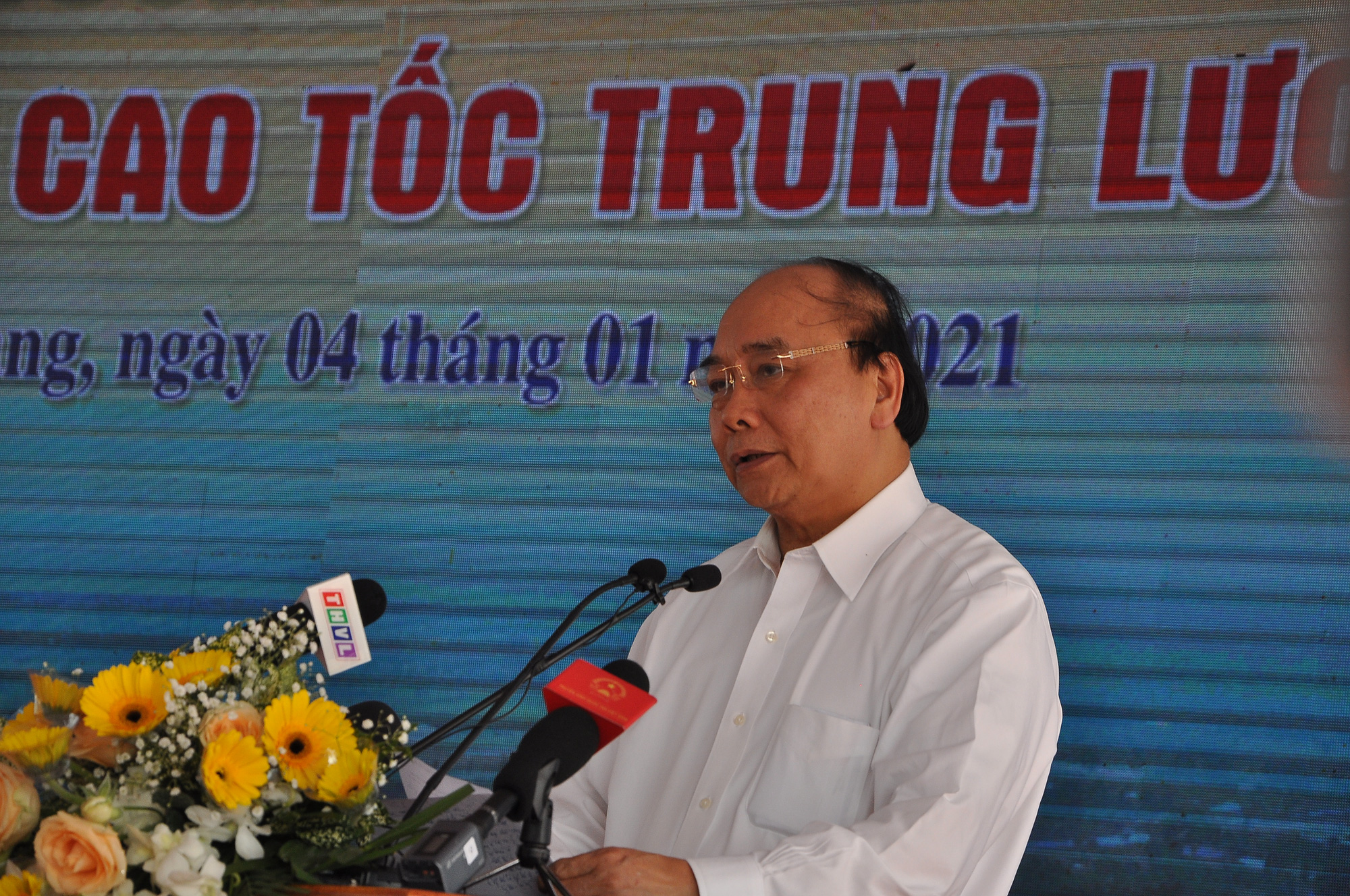 Thủ tướng cắt băng th&ocirc;ng tuyến cao tốc Trung Lương - Mỹ Thuận - Ảnh 1.
