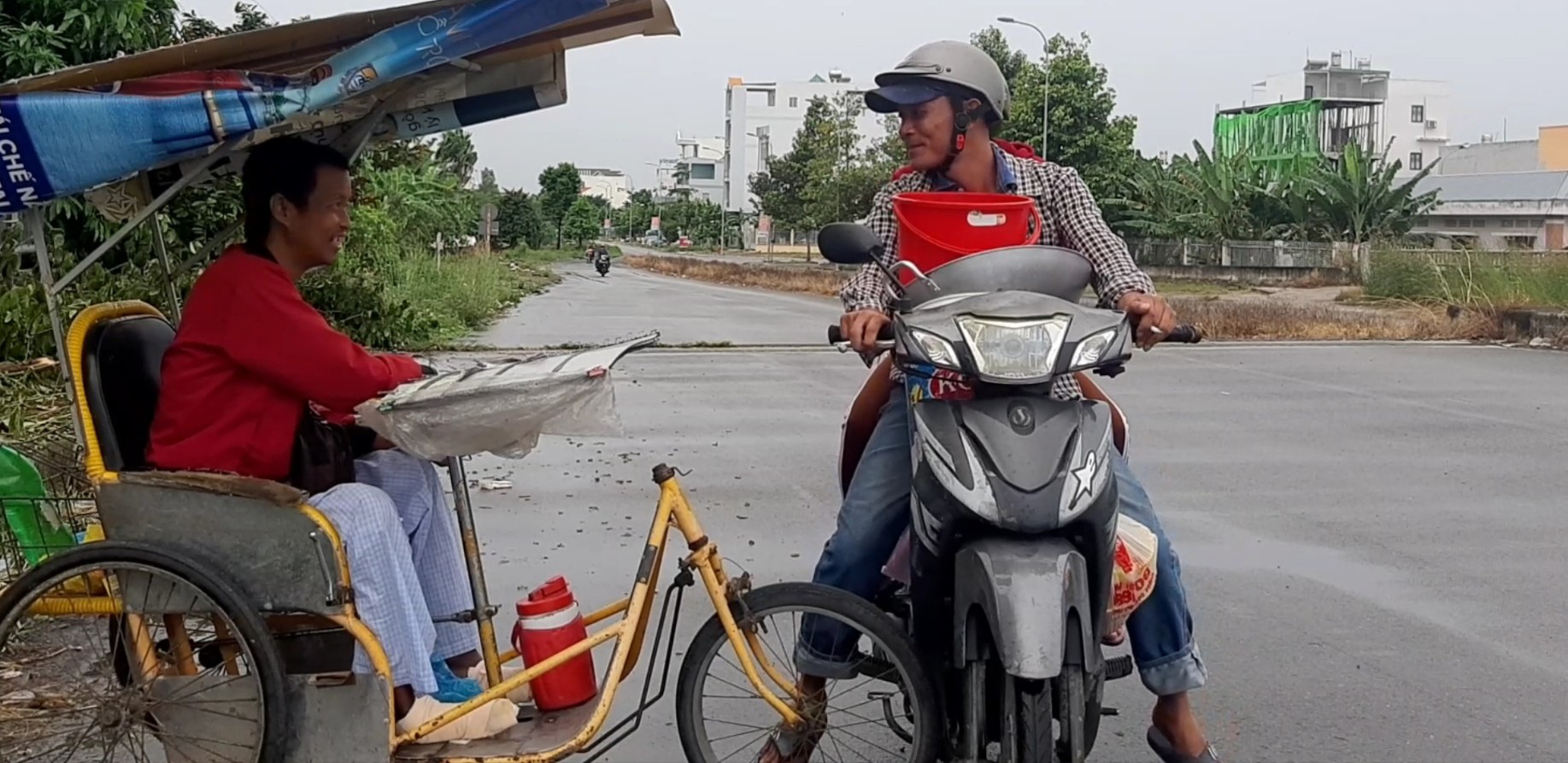 CLIP: Người đàn ông ngồi xe lăn bán vé số đang hoại tử đôi chân - Ảnh 4.
