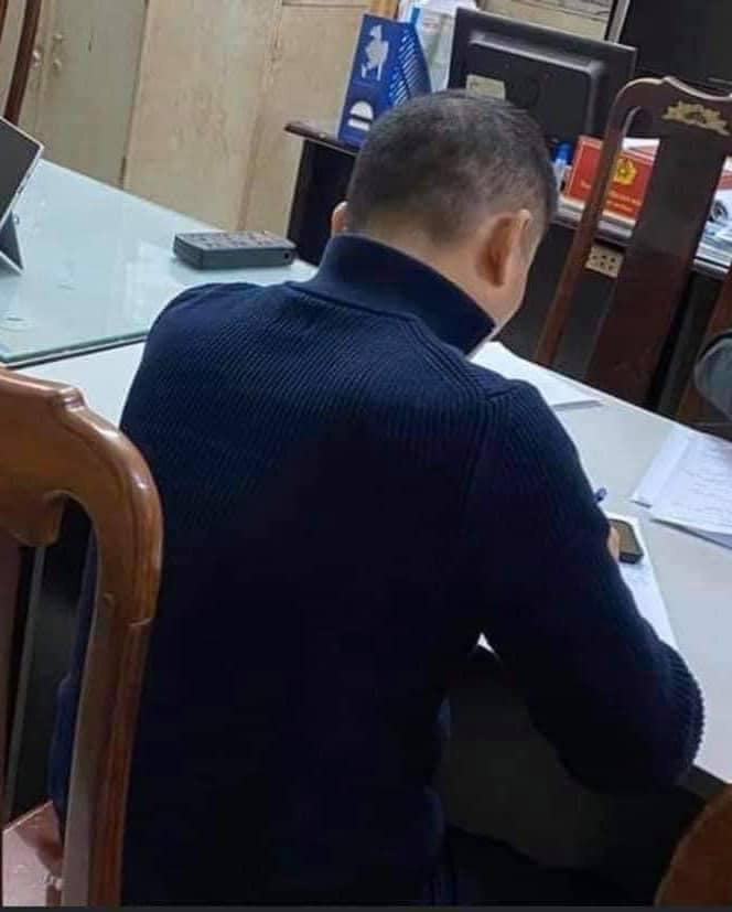 T&agrave;i xế h&agrave;nh hung người kh&aacute;c g&atilde;y răng, chảy m&aacute;u khai l&yacute; do dừng &ocirc;t&ocirc; g&acirc;y &ugrave;n ứ - Ảnh 3.