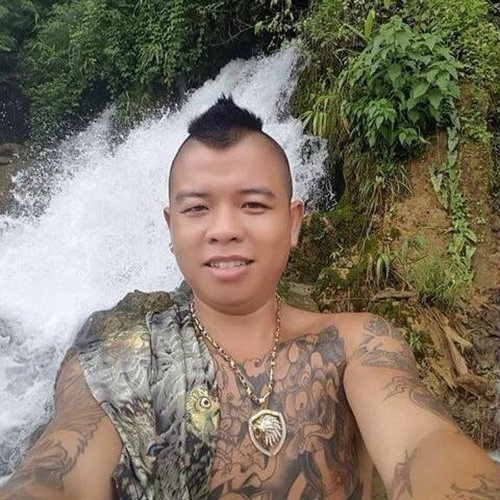 2 thanh ni&ecirc;n n&atilde; đạn hoa cải v&agrave;o xe &ocirc; t&ocirc; của th&aacute;nh chửi Dương Minh Tuyền - Ảnh 1.