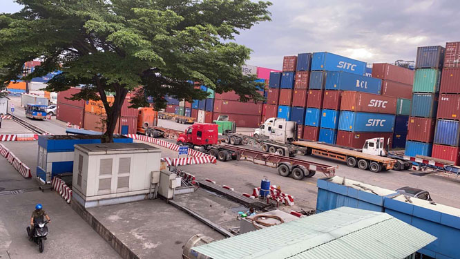 Khổ vì container tồn đọng ở cảng