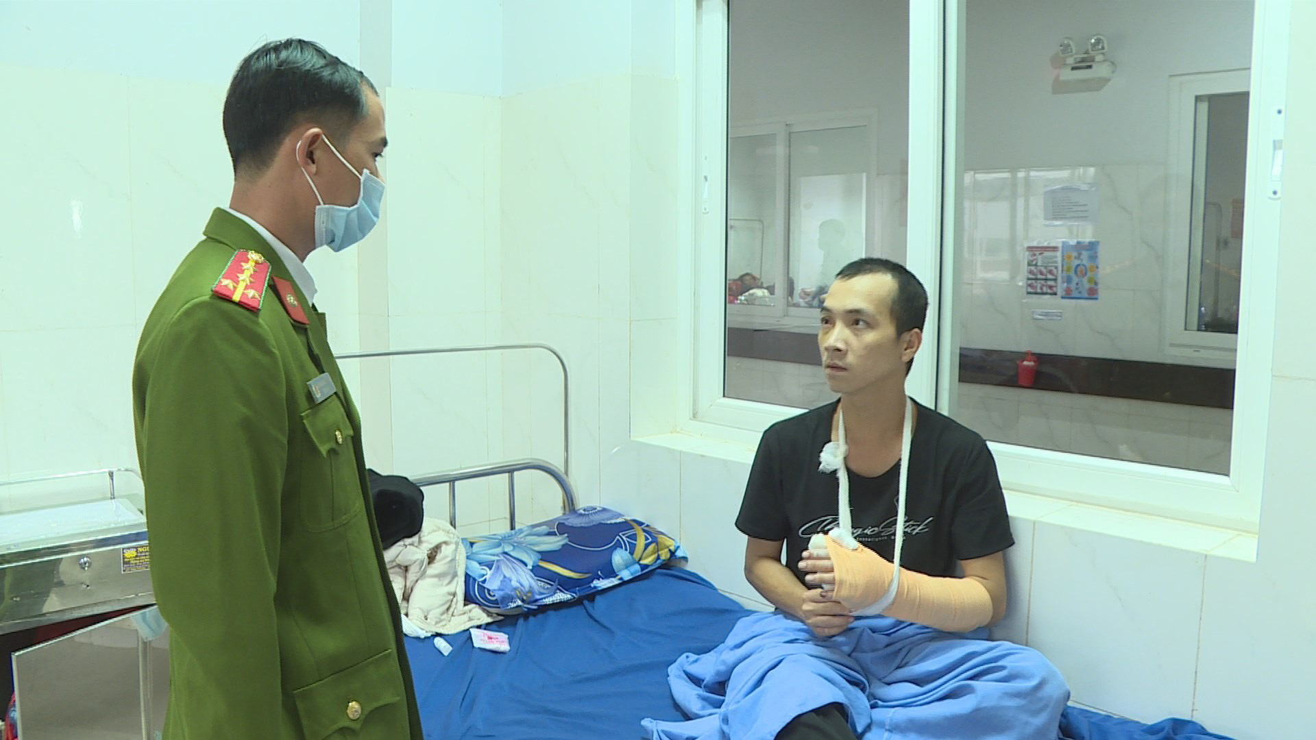 Bị đuổi khỏi nh&agrave;, người l&agrave;m thu&ecirc; ch&eacute;m &ocirc;ng chủ 16 nh&aacute;t - Ảnh 1.