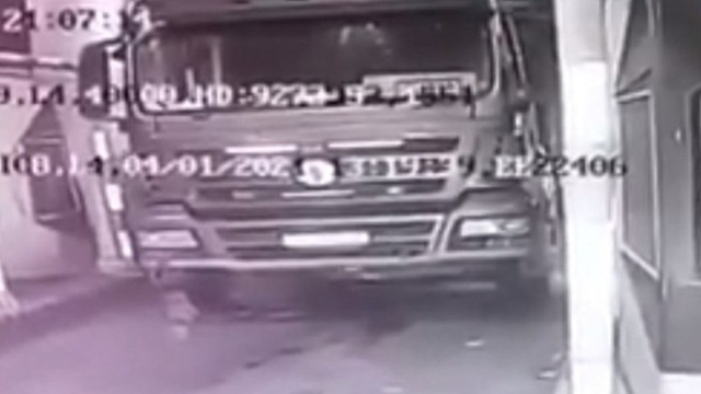 Chui vào gầm xe ben kiểm tra sự cố, tài xế bị cán qua người tử vong