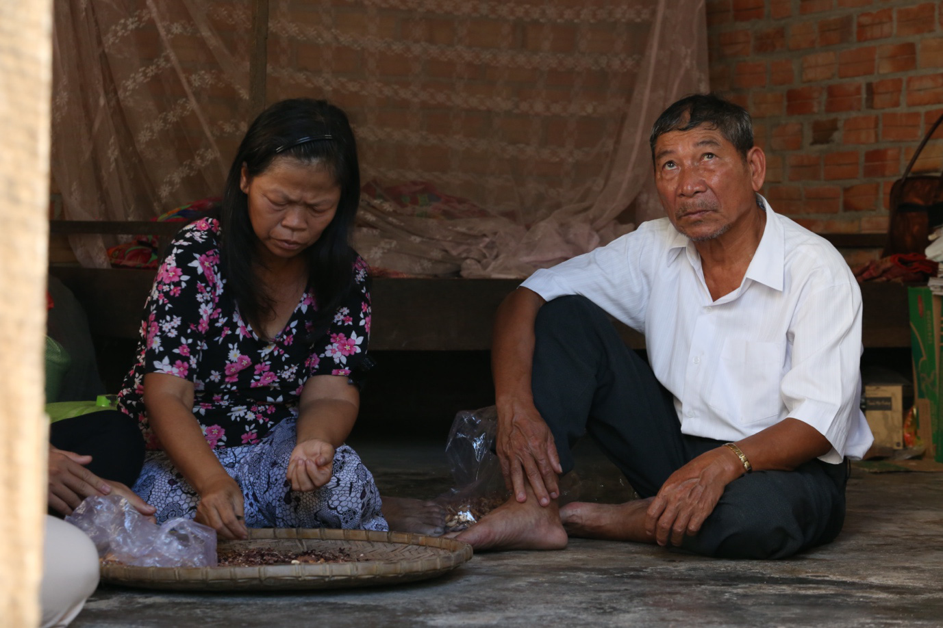 X&oacute;t xa cảnh b&eacute; trai 16 tuổi d&ugrave; mắc bệnh vi&ecirc;m tuỷ vẫn một m&igrave;nh nu&ocirc;i mẹ bệnh t&acirc;m thần - Ảnh 8.