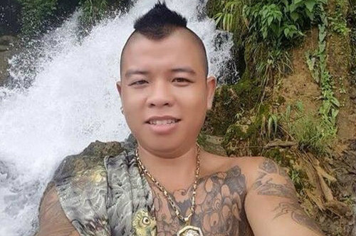 2 thanh niên nã đạn hoa cải vào xe ô tô của "thánh chửi" Dương Minh Tuyền