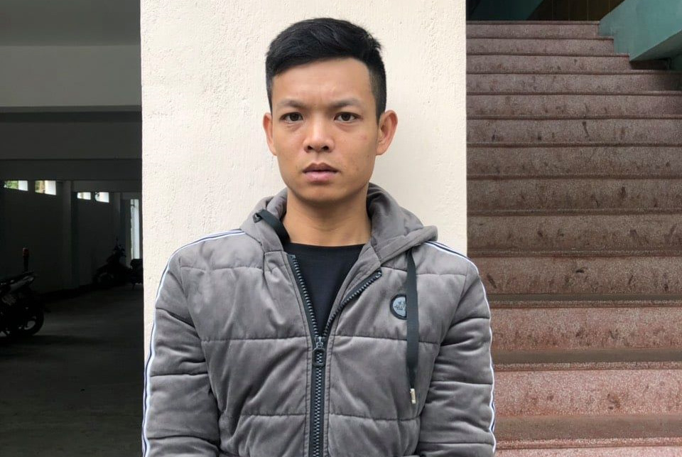 Đánh công an rồi lái xe gỗ bỏ trốn