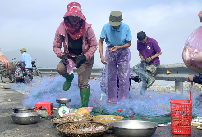 Loài cá làm thức ăn cho heo thành đặc sản ngày lạnh, ngư dân trúng đậm đầu năm - Ảnh 3.
