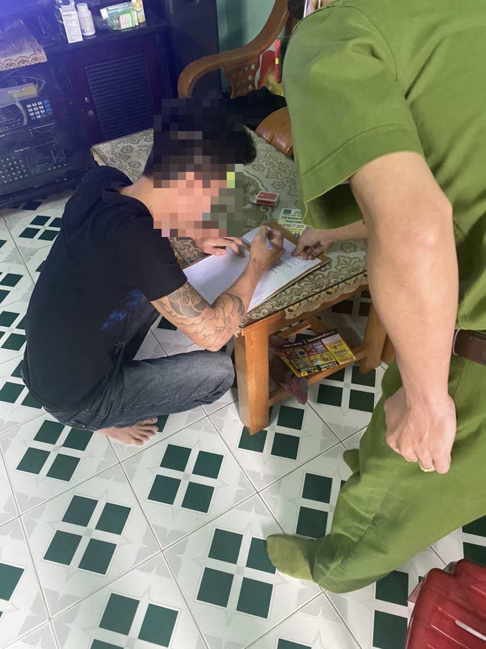Uống say gặp lực lượng tuần tra, “ma men” thách thức, chửi bới
