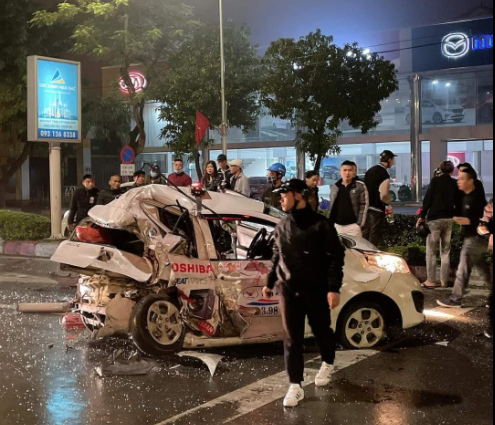 Xe bán tải tông nát taxi, tài xế và cô gái trẻ nguy kịch