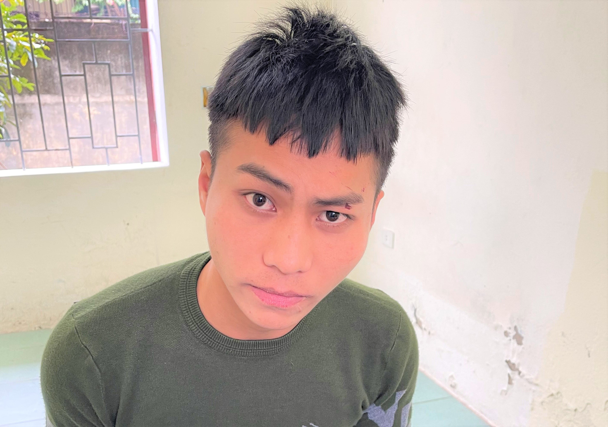Say rượu chém bạn nhậu, đâm thiếu úy công an trọng thương