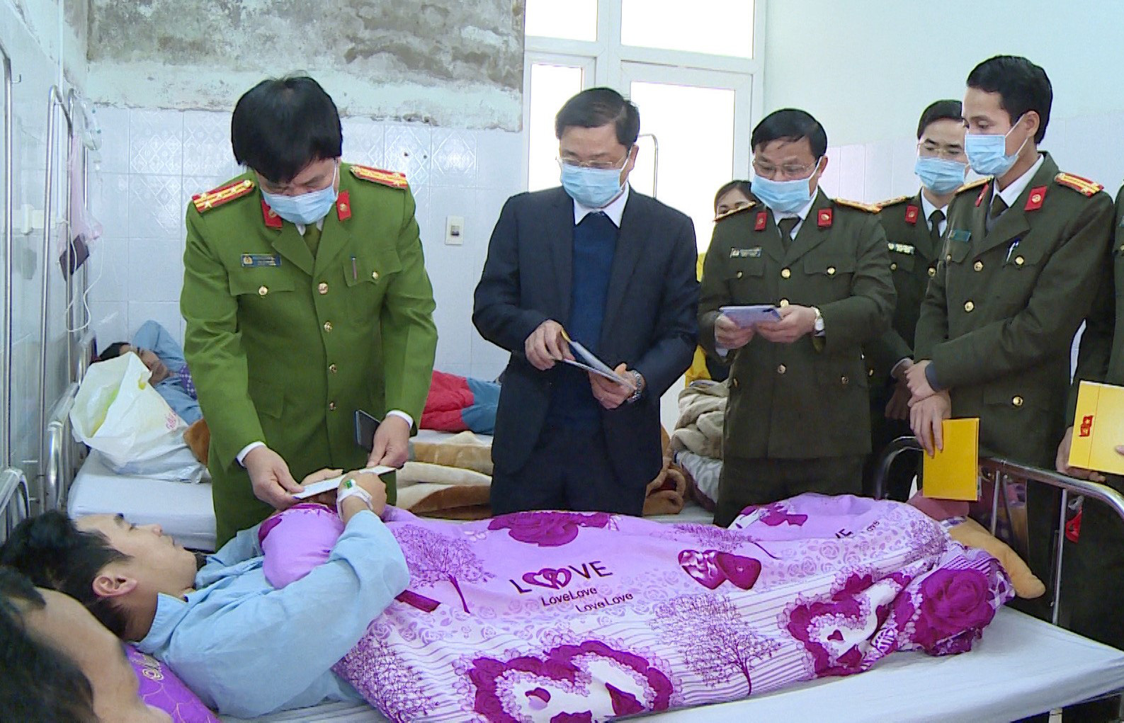 Say rượu ch&eacute;m bạn nhậu, đ&acirc;m thiếu &uacute;y c&ocirc;ng an trọng thương - Ảnh 2.