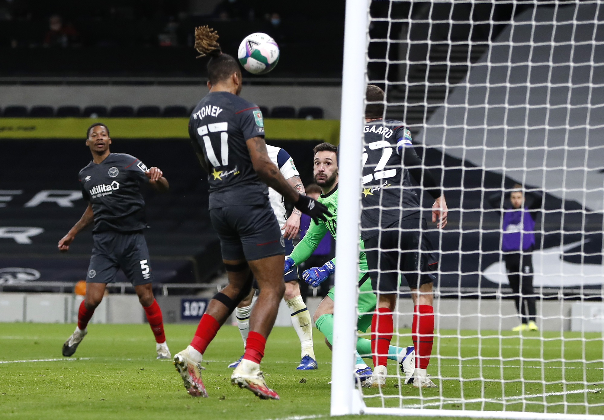 Hạ Brentford 2-0, Tottenham c&oacute; v&eacute; dự trận chung kết đầu m&ugrave;a - Ảnh 4.