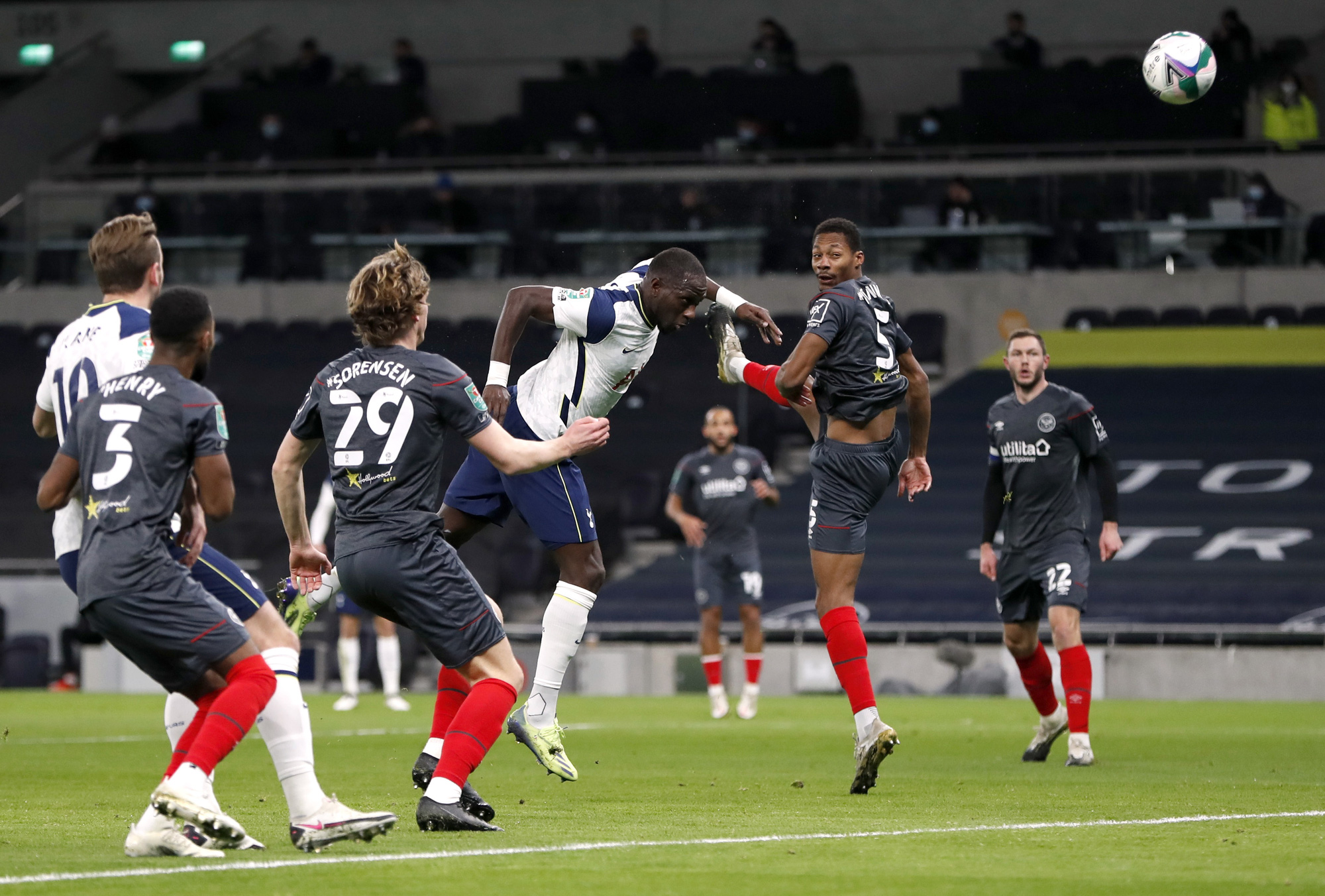 Hạ Brentford 2-0, Tottenham c&oacute; v&eacute; dự trận chung kết đầu m&ugrave;a - Ảnh 2.