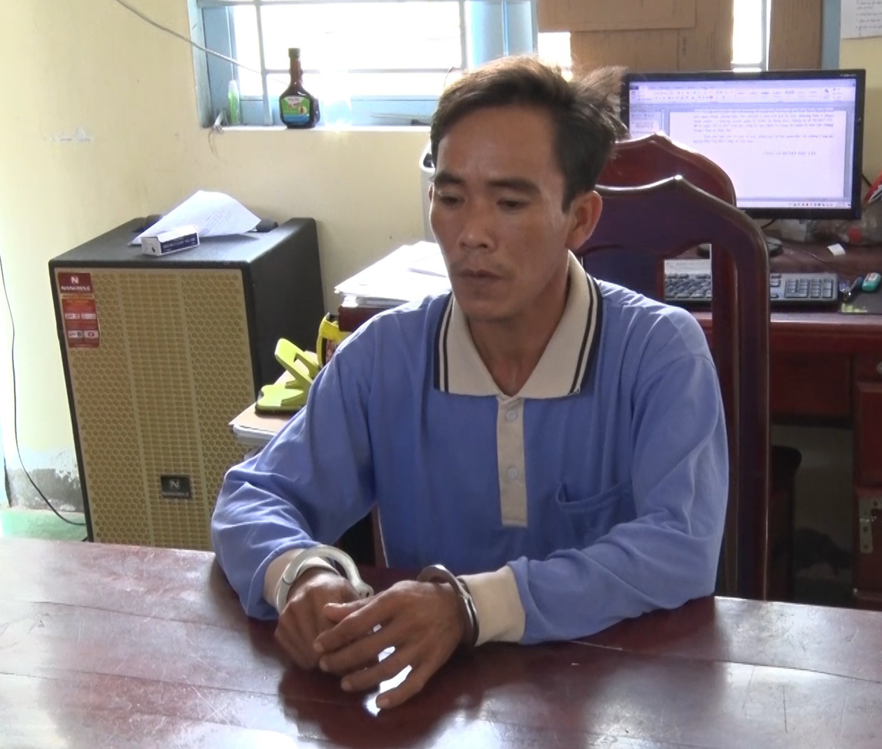 CLIP: Ch&acirc;n dung đối tượng chuy&ecirc;n lừa đảo bằng c&aacute;ch&hellip; mời uống nước m&iacute;a - Ảnh 2.