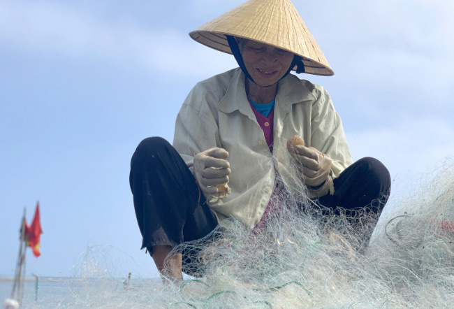 Loài cá làm thức ăn cho heo thành đặc sản ngày lạnh, ngư dân trúng đậm đầu năm - Ảnh 10.