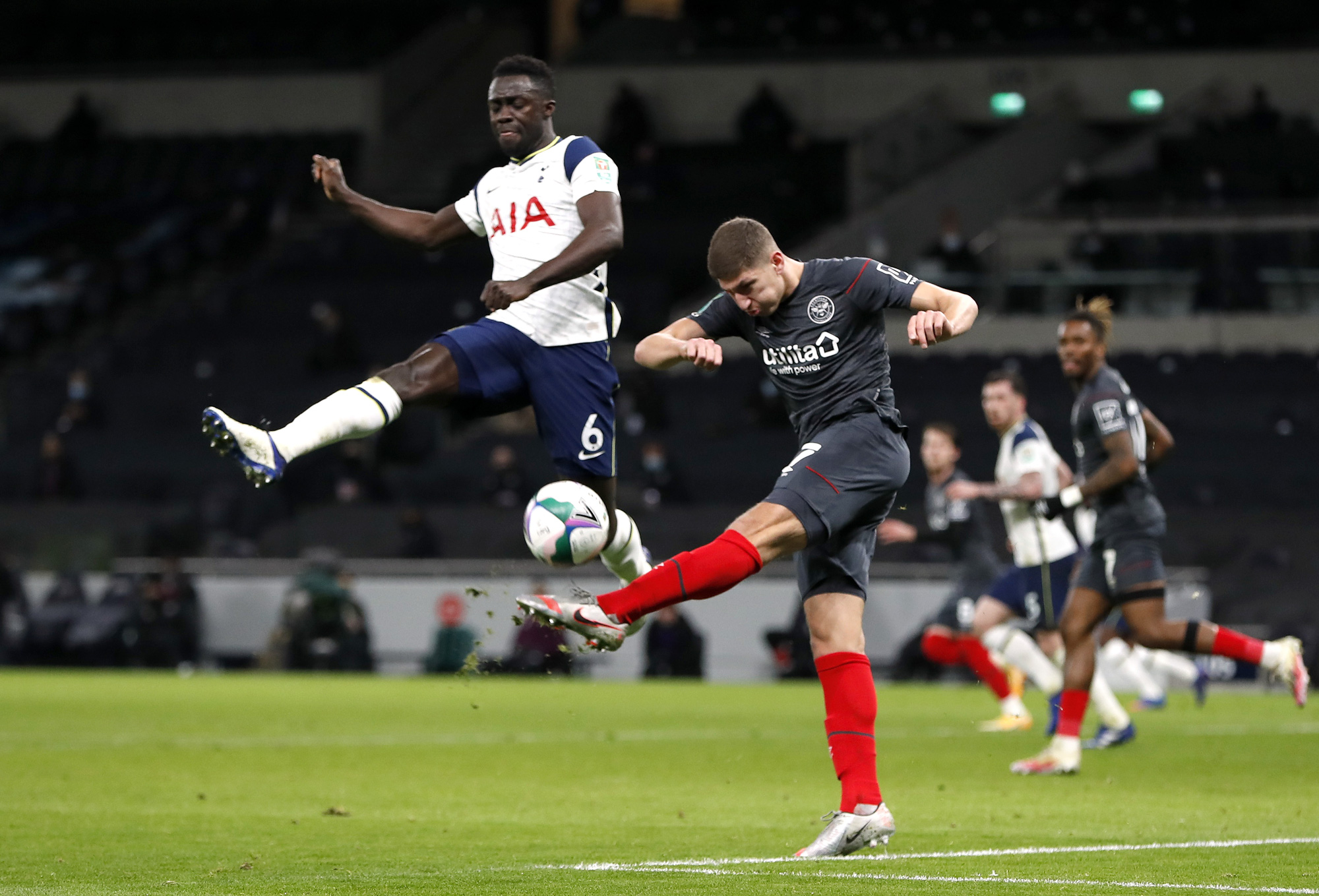 Hạ Brentford 2-0, Tottenham c&oacute; v&eacute; dự trận chung kết đầu m&ugrave;a - Ảnh 1.