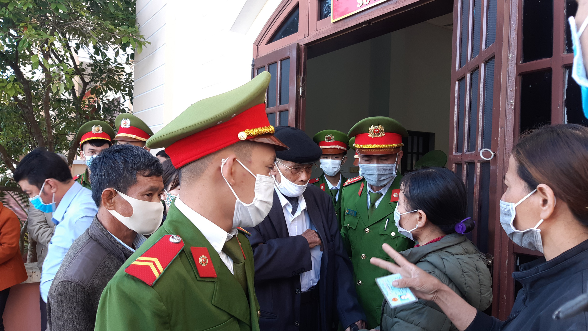 B&iacute; thư x&atilde; giết ch&aacute;u thế mạng để trục lợi bảo hiểm hầu t&ograve;a - Ảnh 12.
