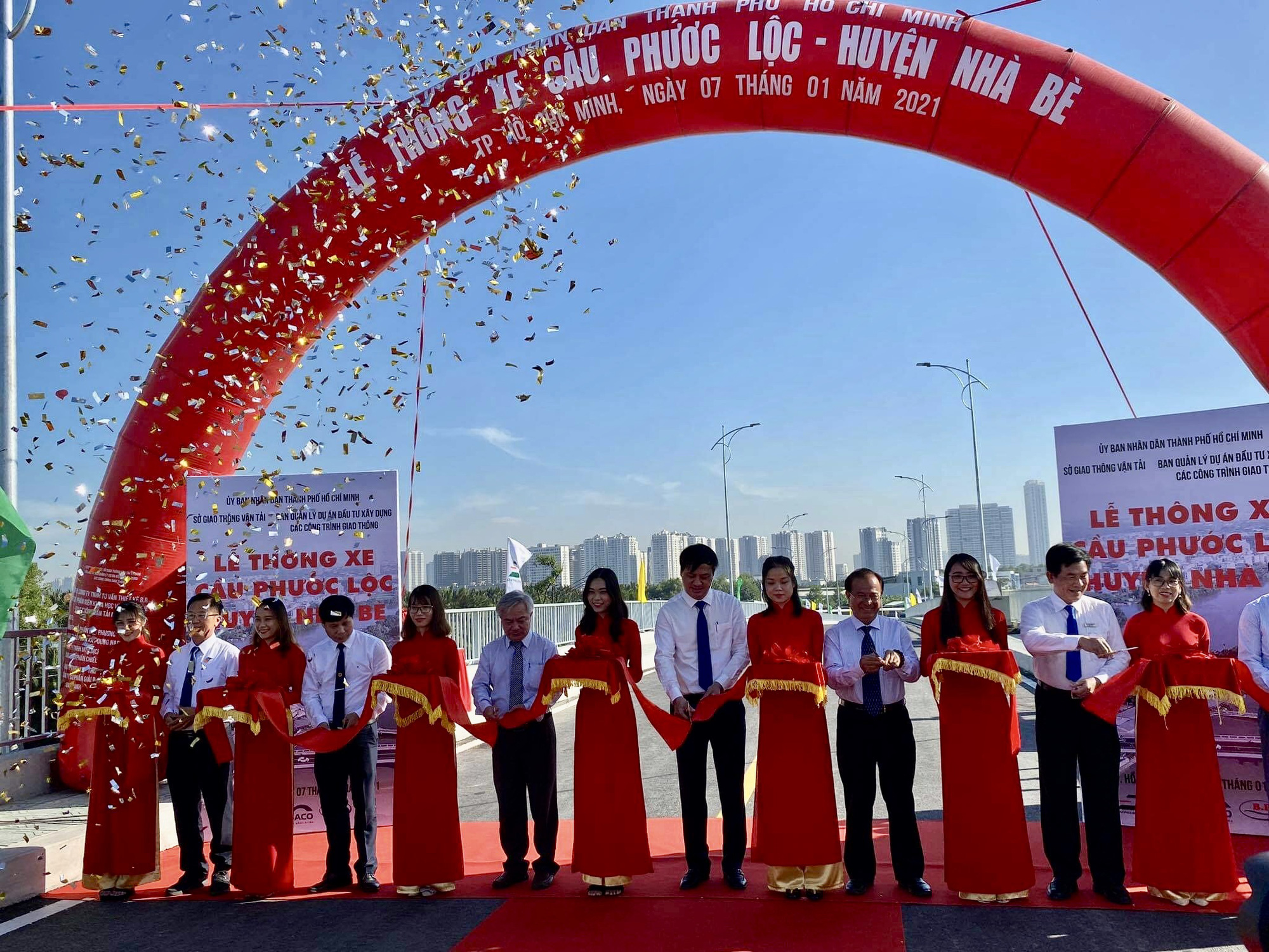 Cầu Phước Lộc th&ocirc;ng xe,  người d&acirc;n Nh&agrave; B&egrave; vỡ &ograve;a niềm vui! - Ảnh 1.