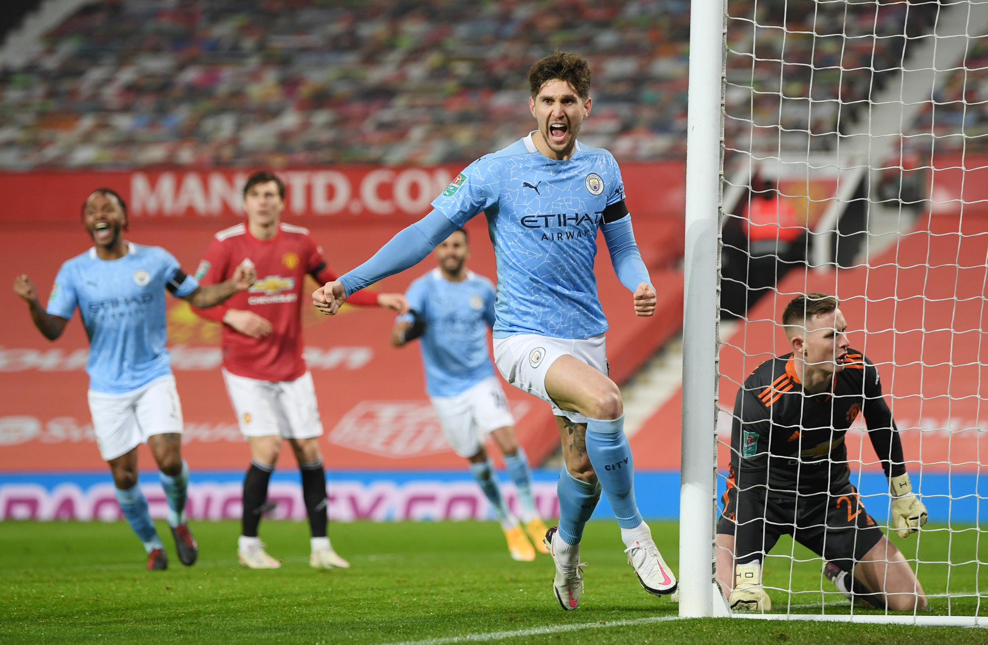 Lập cú đúp ở Old Trafford, Man City đoạt vé chung kết League Cup