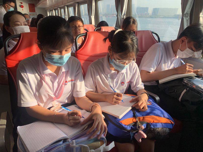 Học sinh TP HCM thi "Văn hay chữ tốt" trên… sông Sài Gòn