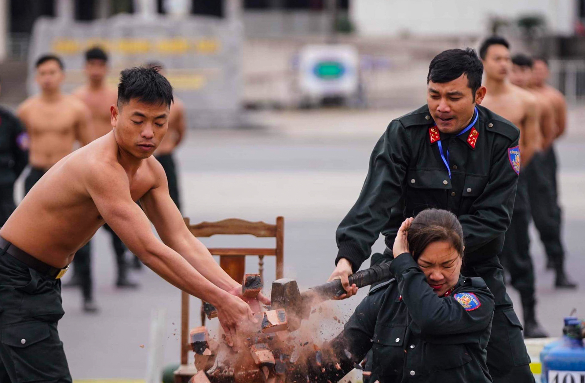 Cận cảnh diễn tập bảo vệ nguy&ecirc;n thủ khi c&oacute; khủng bố - Ảnh 3.