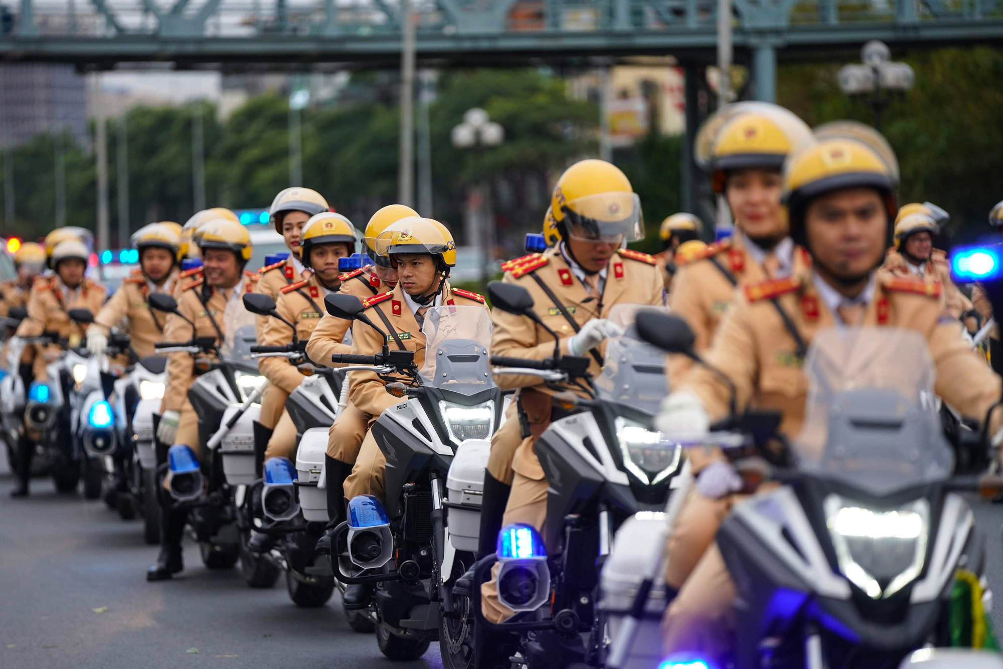 Cận cảnh diễn tập bảo vệ nguy&ecirc;n thủ khi c&oacute; khủng bố - Ảnh 1.