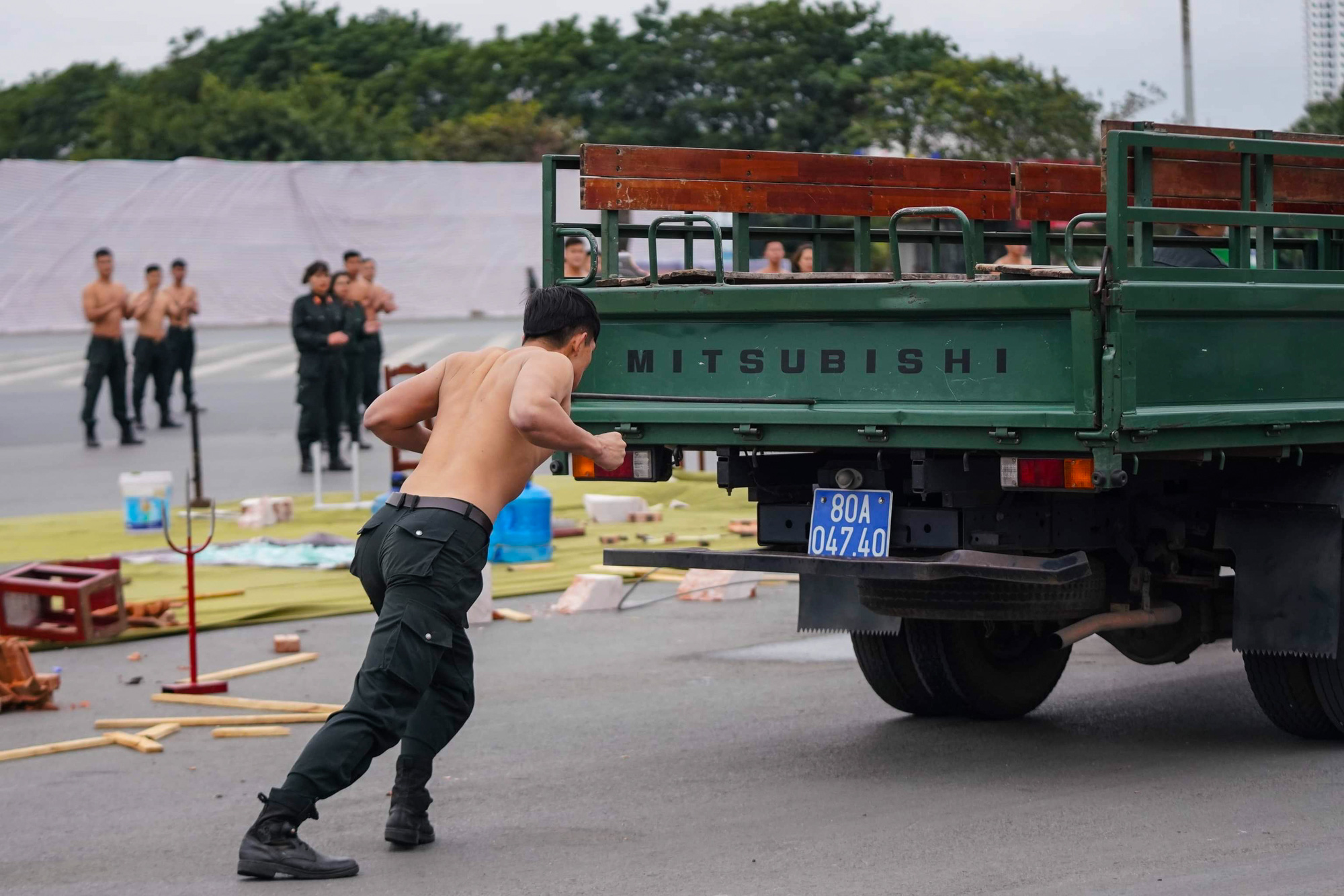 Cận cảnh diễn tập bảo vệ nguy&ecirc;n thủ khi c&oacute; khủng bố - Ảnh 12.