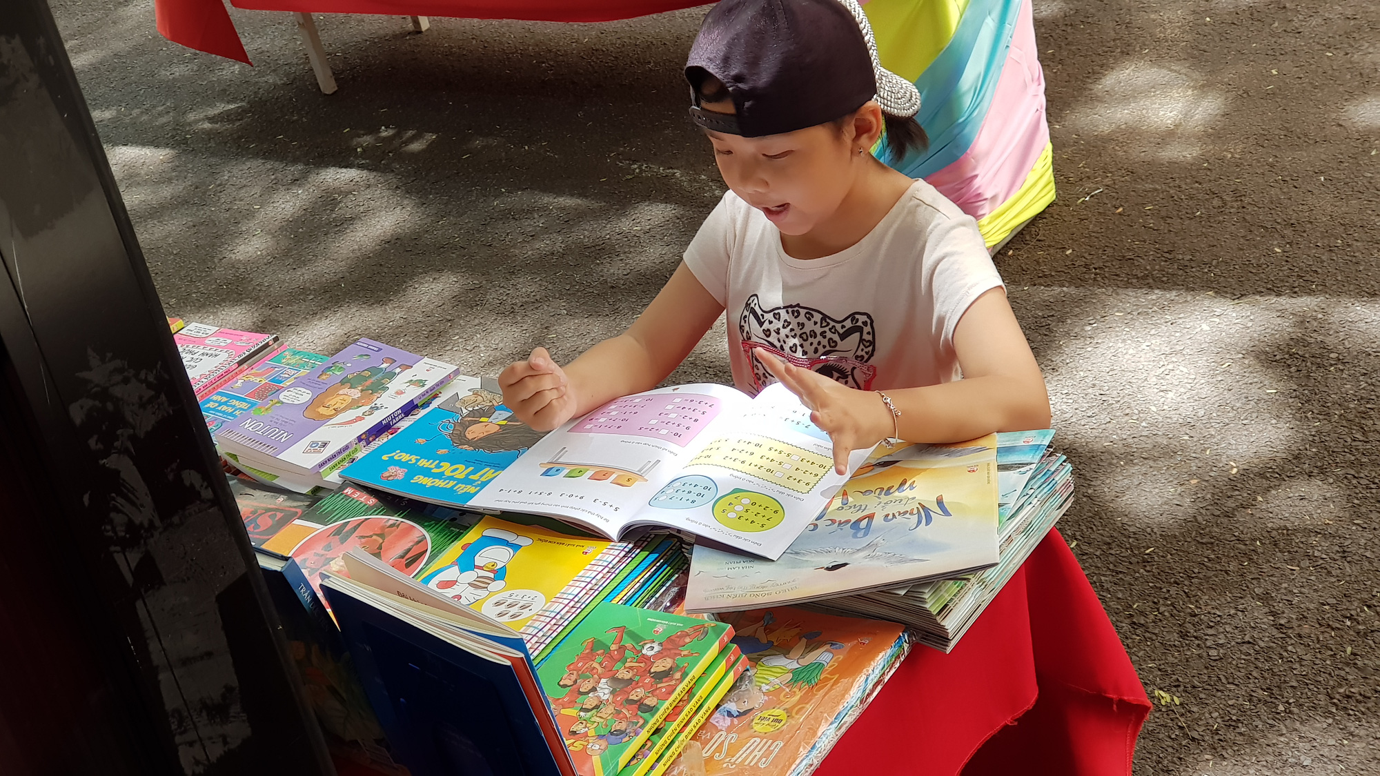 Đường s&aacute;ch - D&ograve;ng chảy văn h&oacute;a dưới v&ograve;m me xanh - Ảnh 2.