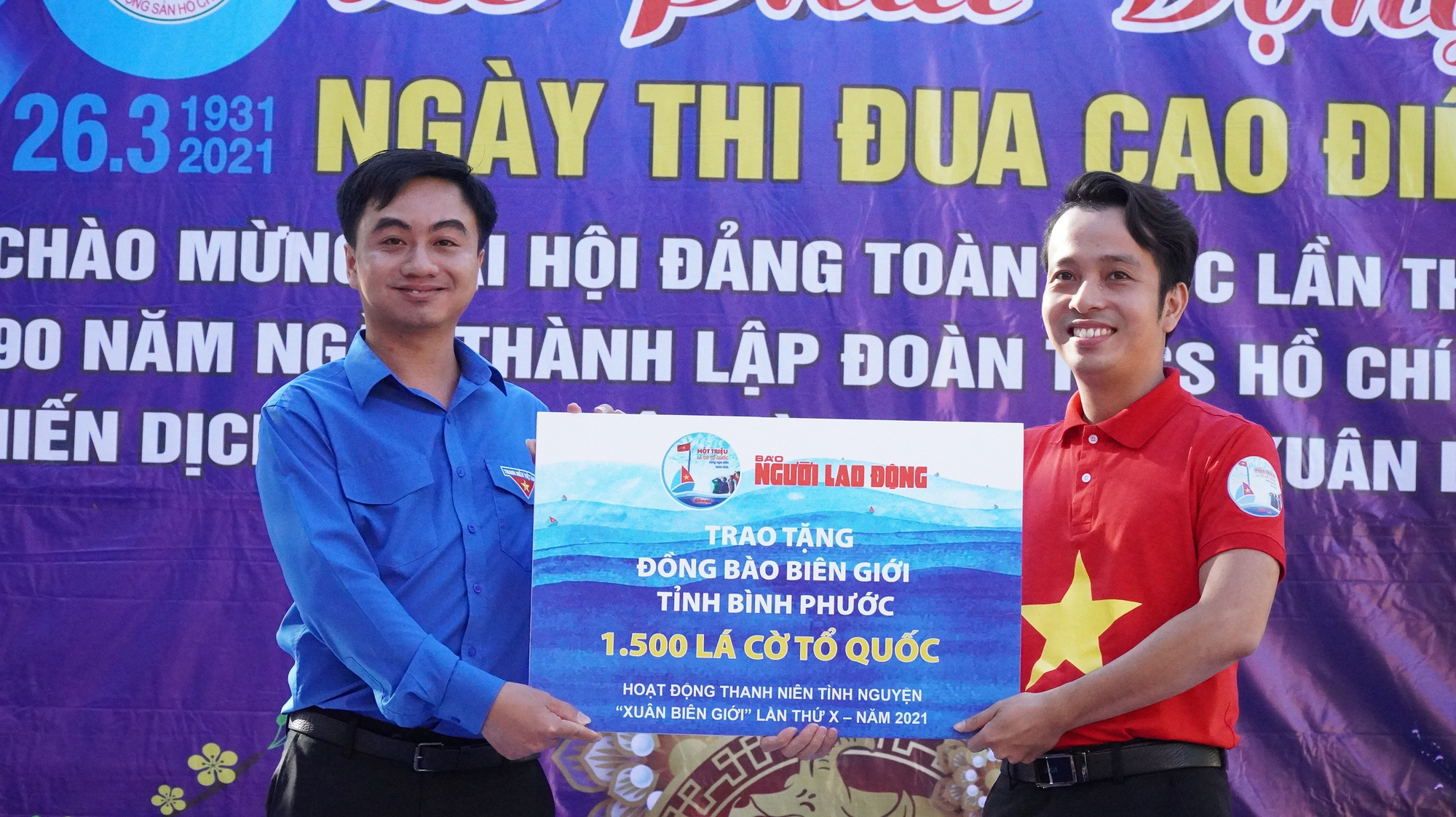 Trao tặng 2.500 l&aacute; cờ Tổ quốc tại 2 tỉnh B&igrave;nh Thuận v&agrave; B&igrave;nh Phước - Ảnh 8.