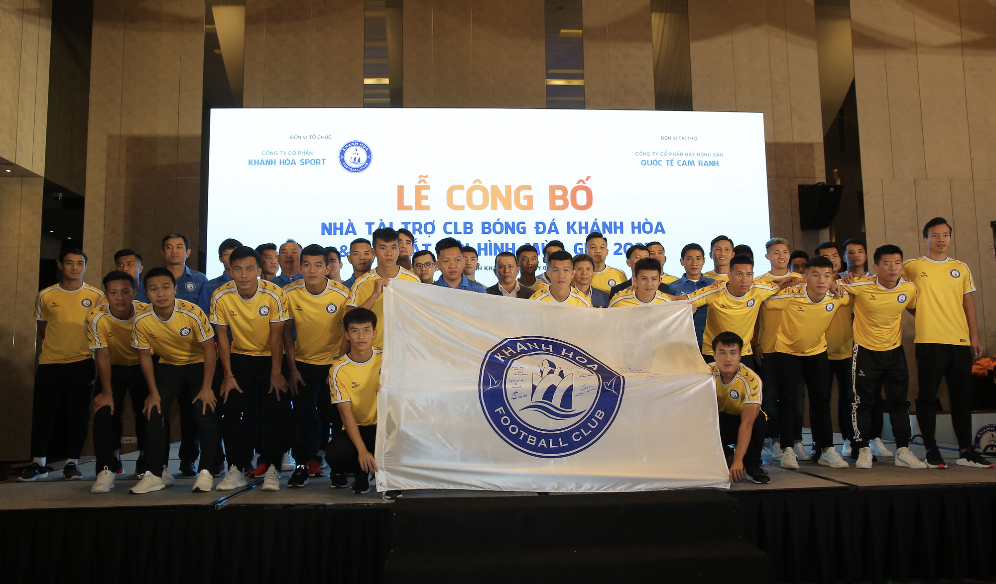 CLB Khánh Hòa nhận tài trợ 20 tỉ đồng trong ngày xuất quân