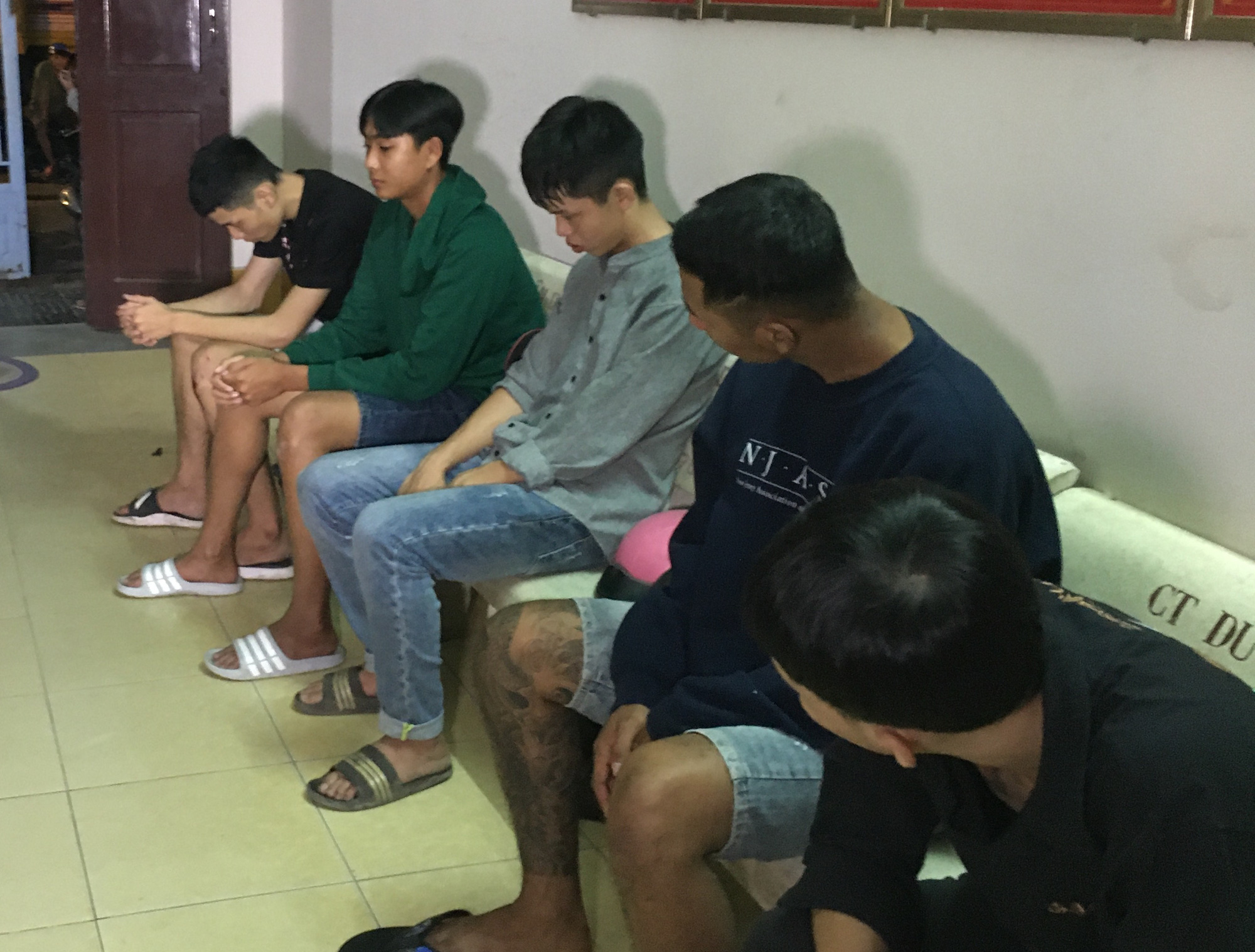 2 nh&oacute;m thanh ni&ecirc;n hẹn nhau huyết chiến như trong phim - Ảnh 1.