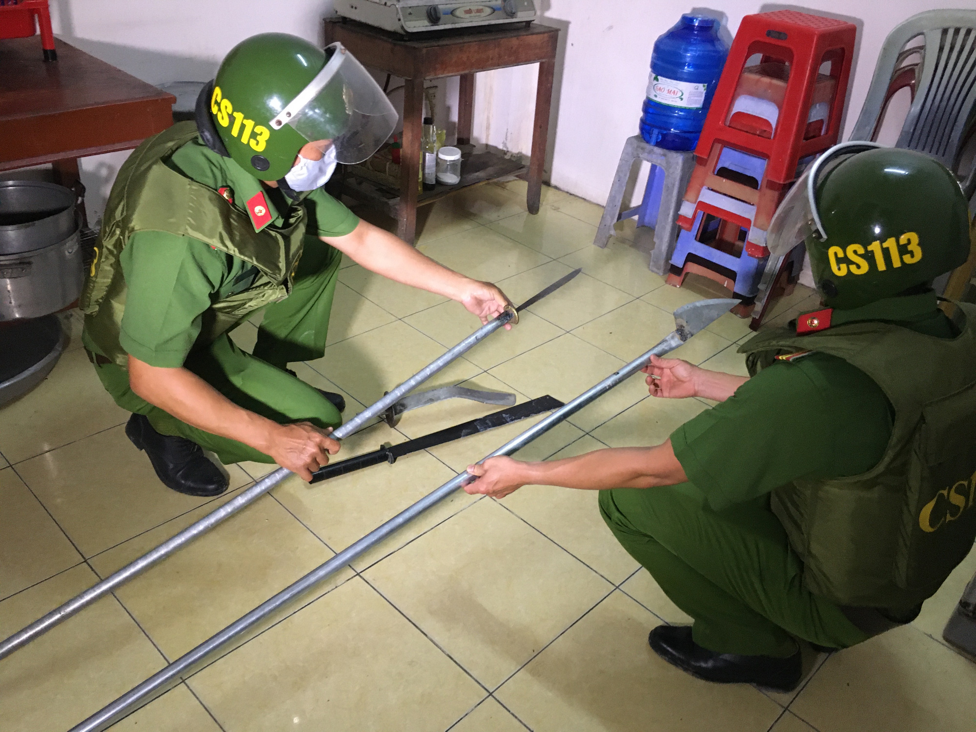 2 nh&oacute;m thanh ni&ecirc;n hẹn nhau huyết chiến như trong phim - Ảnh 2.