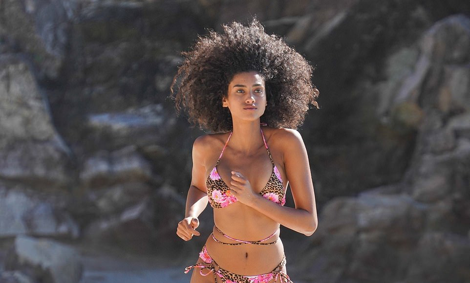 Siêu mẫu Imaan Hammam khoe dáng với bikini